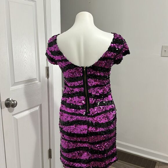 MUST HAVE SEQUIN MINI DRESS SIZE SMALL - Picture 2 of 8